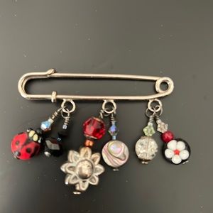 ❣️Adorable Brooch w/Hanging Charms